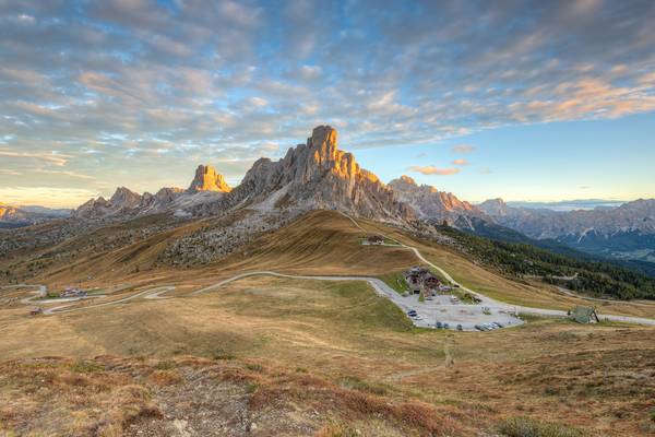 Morgens am Passo di Giau in den Dolomiten von Michael Valjak