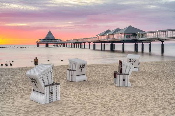 Morgens bei der Seebrücke in Heringsdorf auf Usedom von Michael Valjak