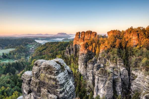 Morgens im Elbsandsteingebirge von Michael Valjak