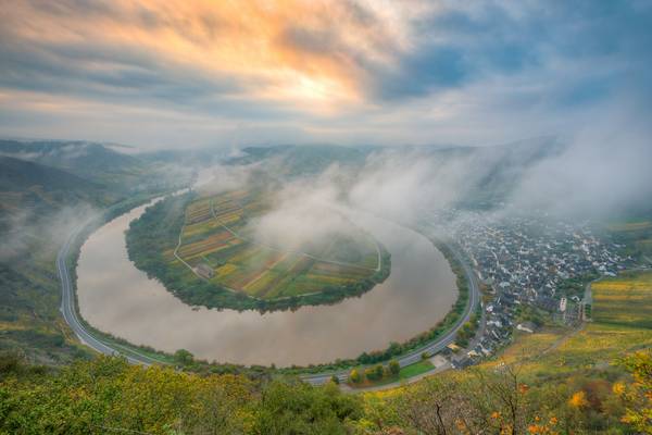 Moselschleife bei Bremm am Morgen von Michael Valjak