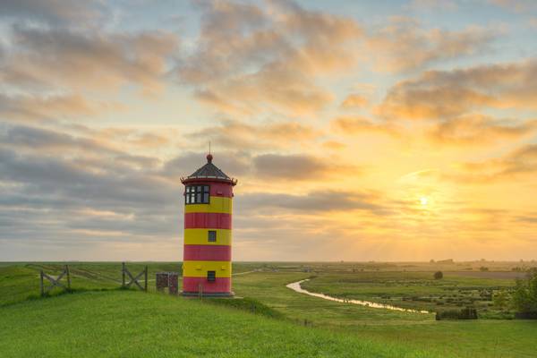 Pilsumer Leuchtturm bei Sonnenaufgang von Michael Valjak