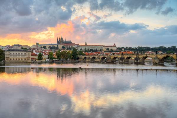 Prager Burg bei Sonnenuntergang von Michael Valjak