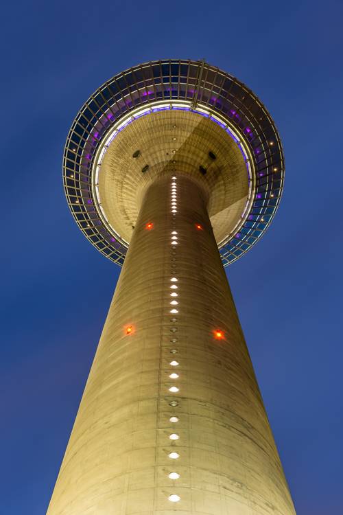 Rheinturm Düsseldorf von unten von Michael Valjak