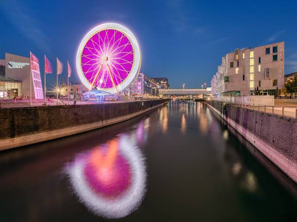 Riesenrad in Köln am Abend von Michael Valjak