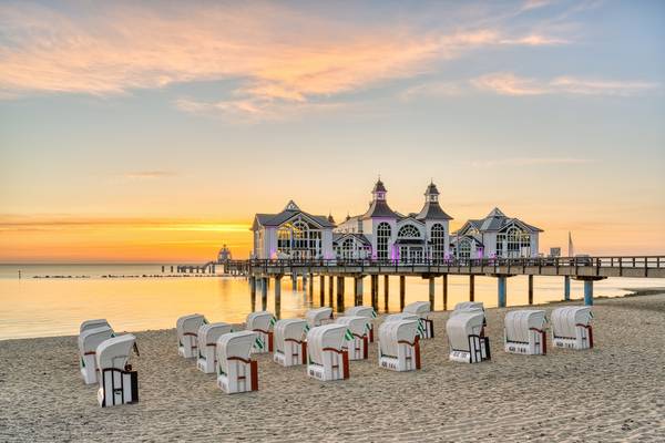 Seebrücke in Sellin auf Rügen bei Sonnenaufgang von Michael Valjak