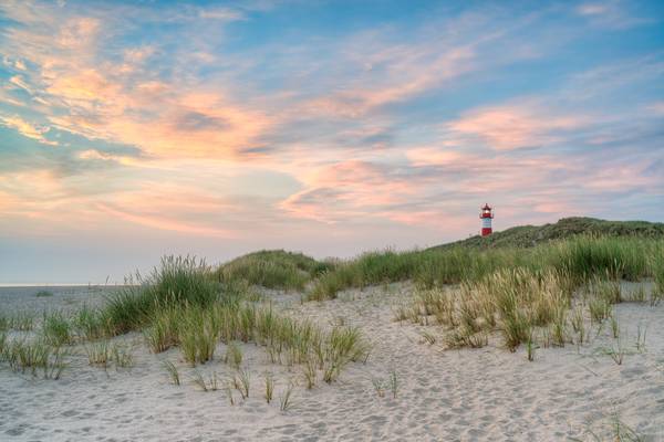 Sonnenaufgang am Ellenbogen auf Sylt von Michael Valjak