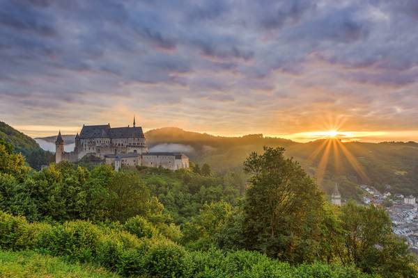 Sonnenaufgang bei der Burg Vianden in Luxemburg von Michael Valjak