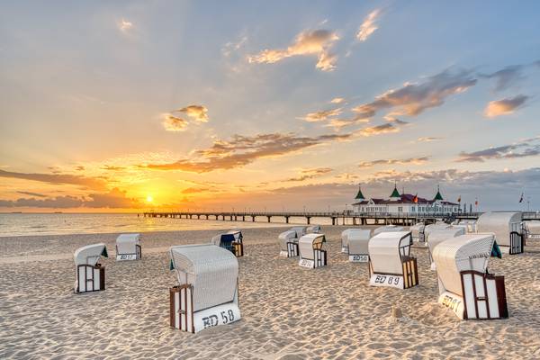 Sonnenaufgang bei der Seebrücke in Ahlbeck auf Usedom von Michael Valjak