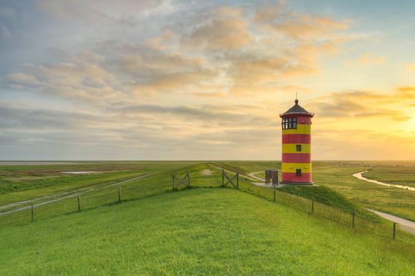 Sonnenaufgang beim Pilsumer Leuchtturm von Michael Valjak