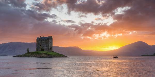 Sonnenuntergang bei Castle Stalker in Schottland von Michael Valjak