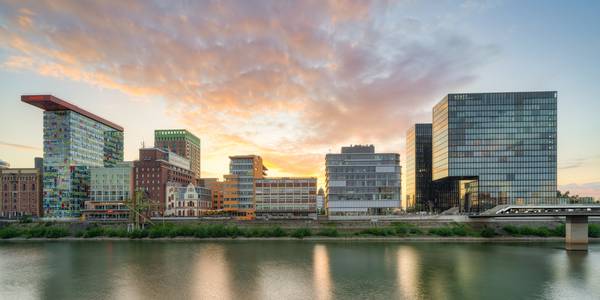 Sonnenuntergang im Medienhafen Düsseldorf von Michael Valjak