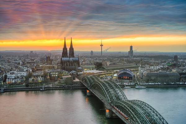 Sonnenuntergang in Köln von Michael Valjak