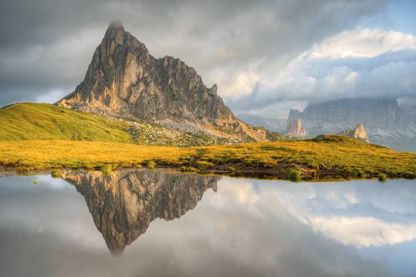 Spiegelung am Passo di Giau in den Dolomiten von Michael Valjak