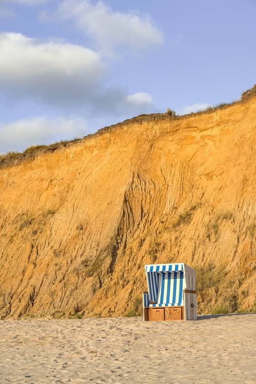 Strandkorb vor dem Roten Kliff auf Sylt von Michael Valjak