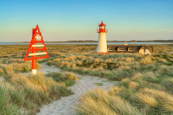 Sylt Leuchtturm List-West im Abendlicht von Michael Valjak