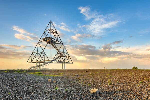 Tetraeder Bottrop im Abendlicht von Michael Valjak