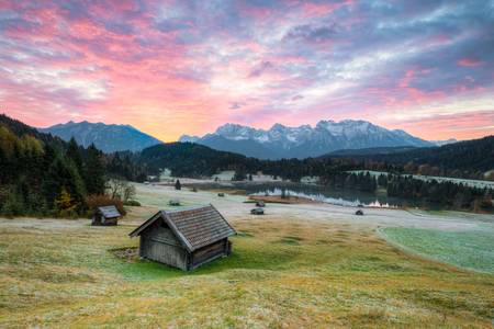 Frostiger Herbstmorgen am Geroldsee in Bayern