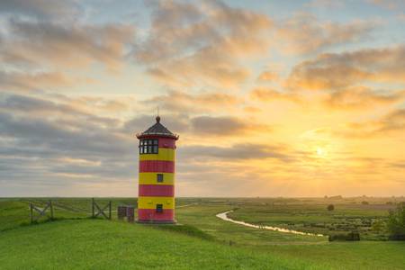 Pilsumer Leuchtturm bei Sonnenaufgang