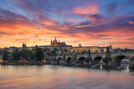 Prager Burg und Karlsbrücke bei Sonnenuntergang