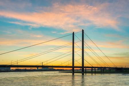 Rheinkniebrücke in Düsseldorf