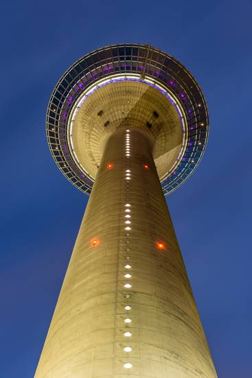 Rheinturm Düsseldorf von unten