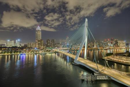 Rotterdam Erasmusbrücke und Skyline bei Nacht