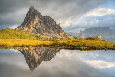 Spiegelung am Passo di Giau in den Dolomiten