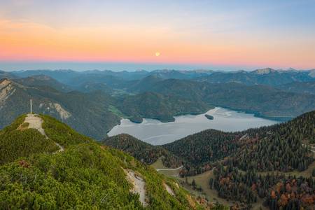 Vollmond über dem Walchensee in Bayern