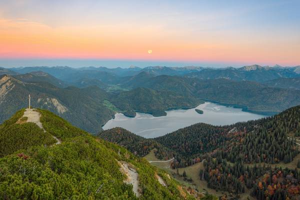 Vollmond über dem Walchensee in Bayern von Michael Valjak