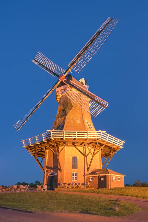 Windmühle in Greetsiel in Ostfriesland von Michael Valjak