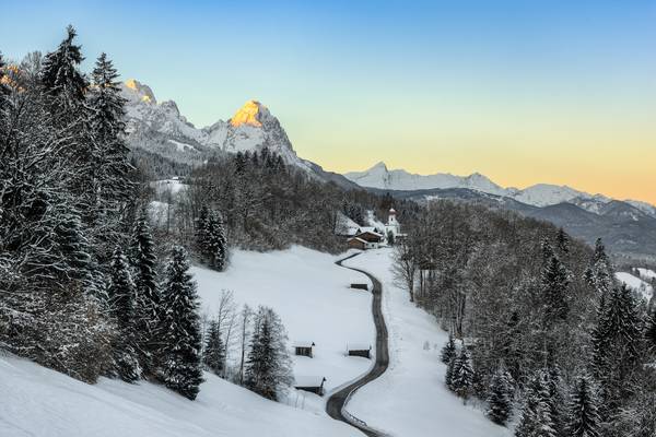 Winter in Wamberg bei Garmisch-Partenkirchen in Bayern von Michael Valjak