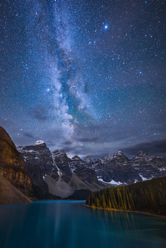 Moraine Lake Under The Night Sky von Michael Zheng