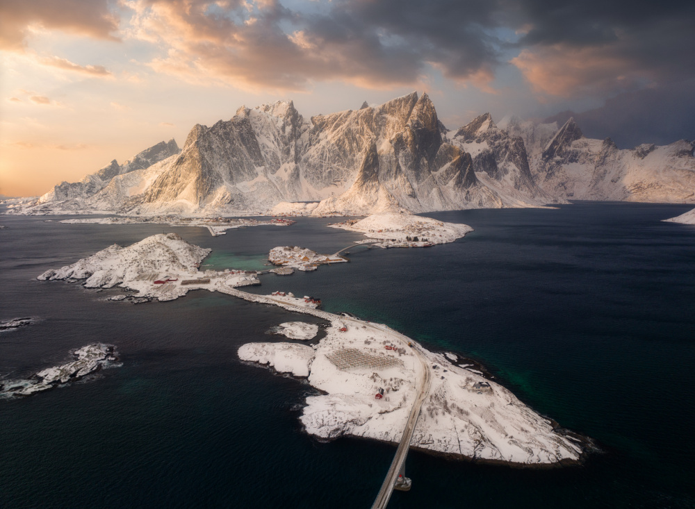 Misty Sunset at Lofoten von Michael Zheng