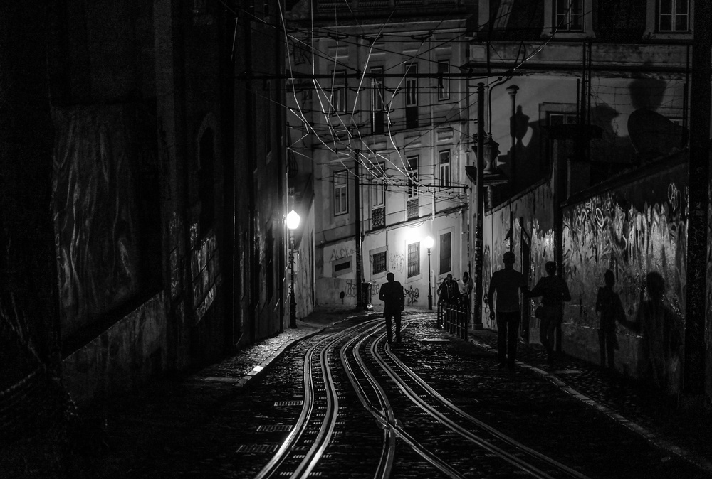 Lisbon night b&amp;w von Michel Romaggi