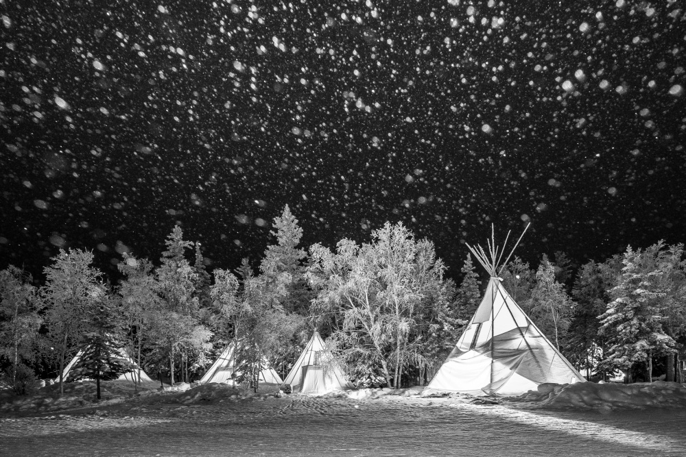 Snow falling on tipis von Michiko Ôtomo