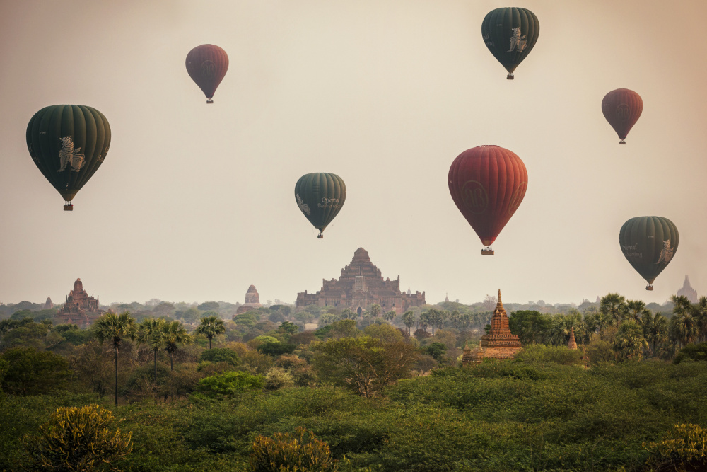 Balloons Over Bagan von Milton Louiz