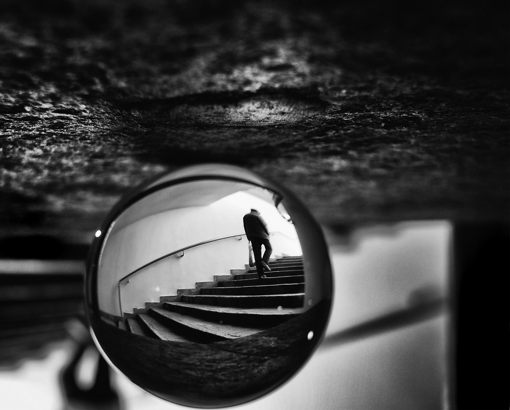 Living In A Bubble von Mirela Momanu