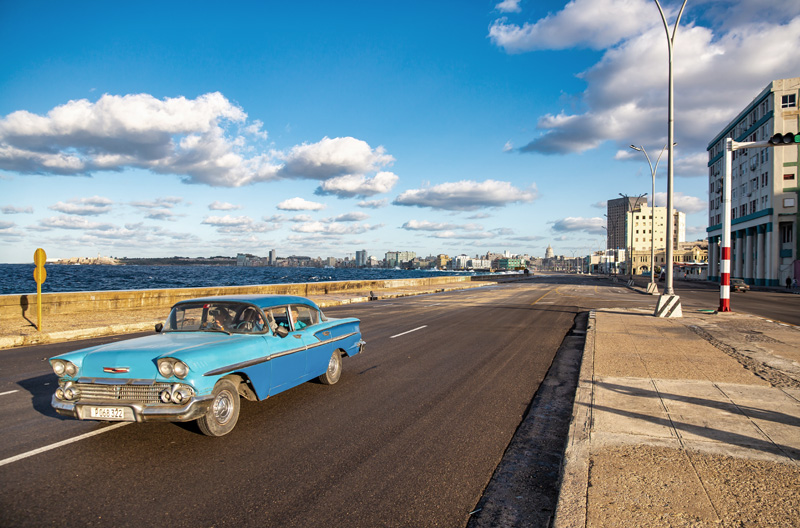 Oldtimer auf dem Malecon in Havana, Cuba von Miro May