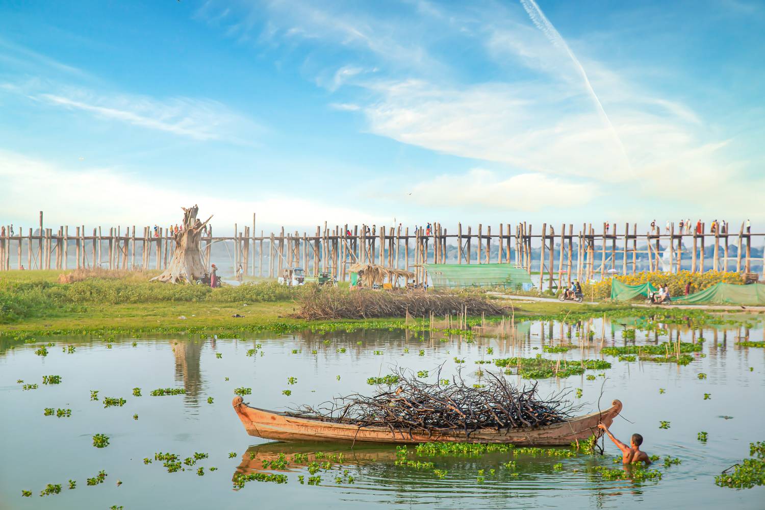 Boat am U-Bein-Brücke in Myanmar (Burma) von Miro May