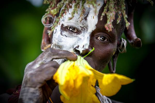 Frau Porträt, Suri / Surma Stamm in Omo Valley, Äthiopien, Afrika von Miro May