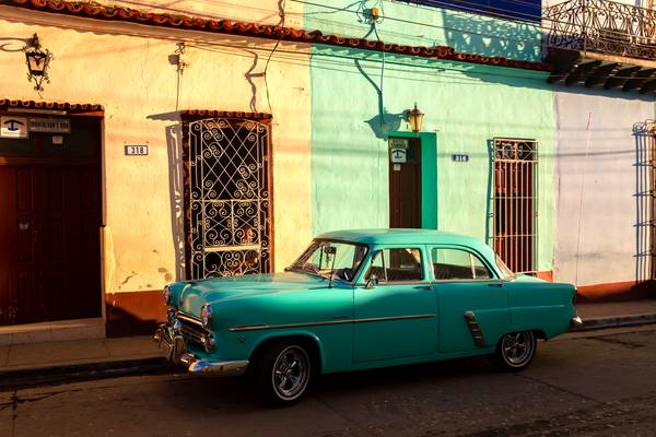 Light and shadow in Trinidad, Cuba, Oldtimer Kuba von Miro May