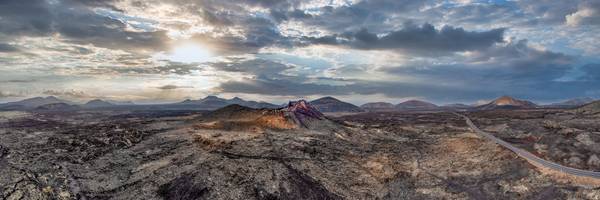 Panorama, Sonnenuntergang am Vulkan in Lanzarote, Kanarische Inseln, Spanien von Miro May