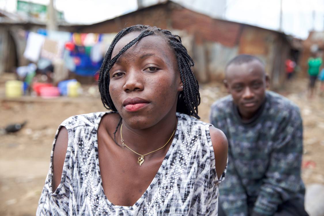 Teenager in love, Portrait Nairobi, Kenia von Miro May