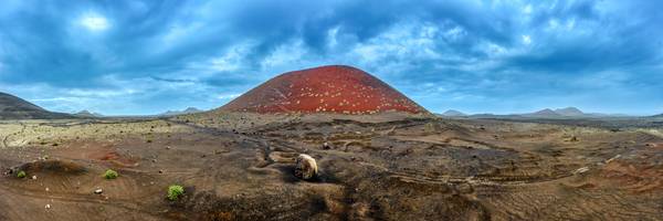 Vulkan im Regen, Panorama, Lanzarote, Kanarische Inseln von Miro May