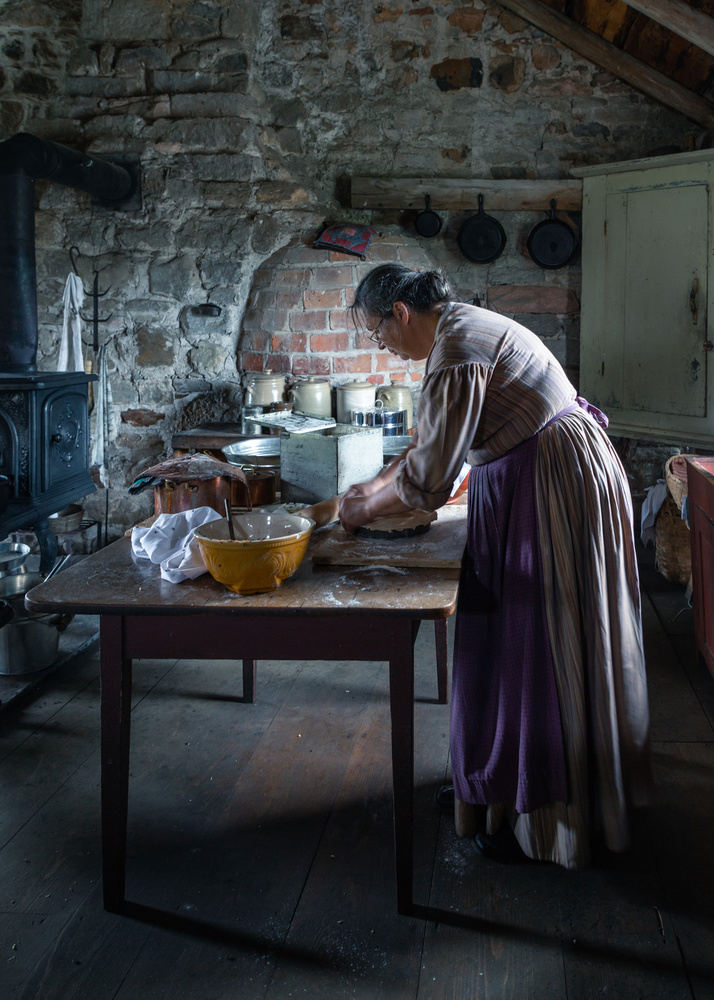 Working in the kitchen von Miroslaw Prybinski