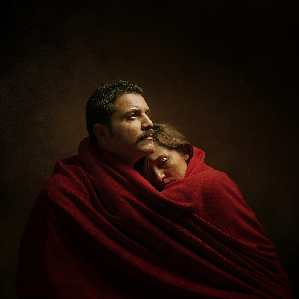 The couple under the red cloth von Moein Hasheminasab