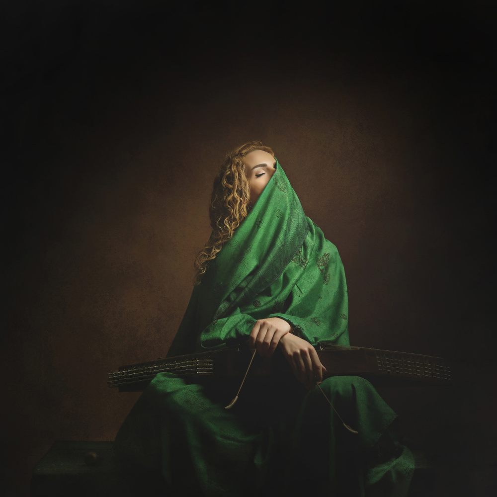 Girl with The Green Cloth von Moein Hasheminasab