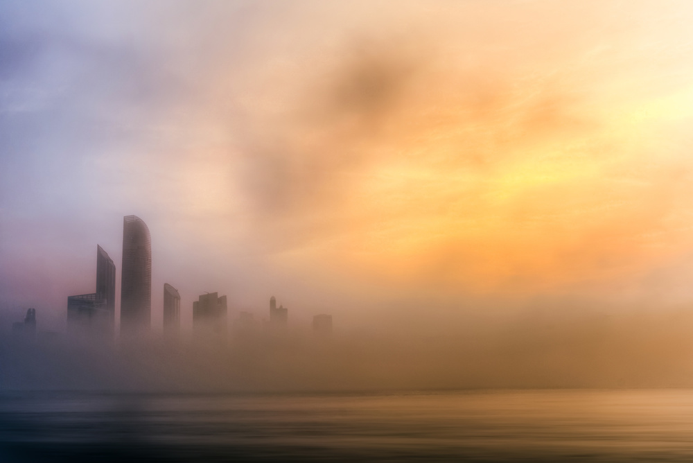 Abu Dhabi Cityscape - Foggy Morning von mohamed kazzaz