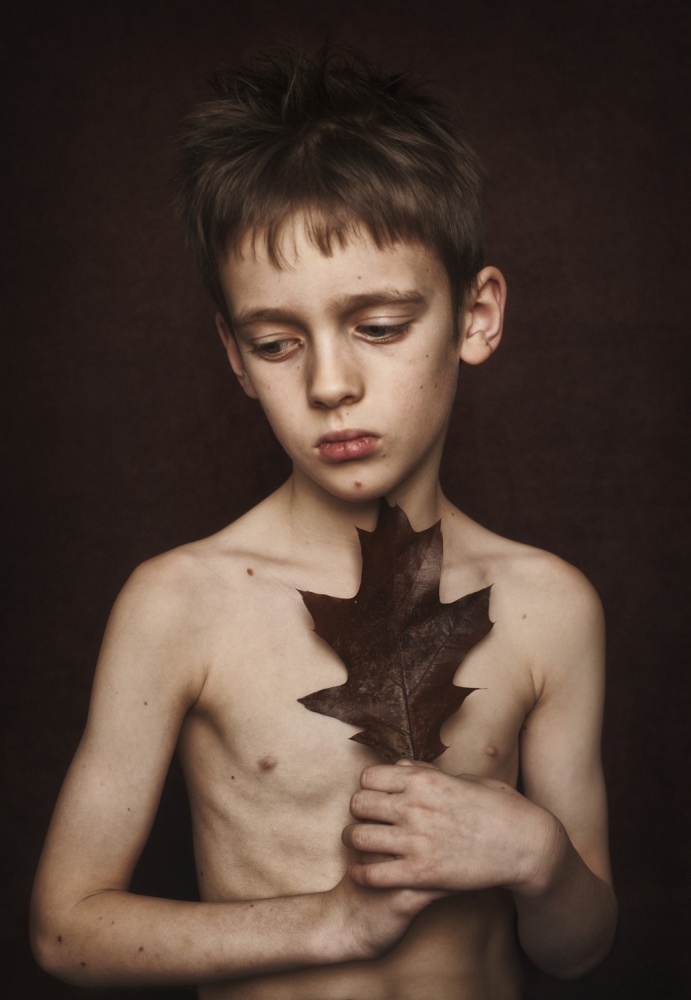 boy with a leaf von Monika Strzelecka