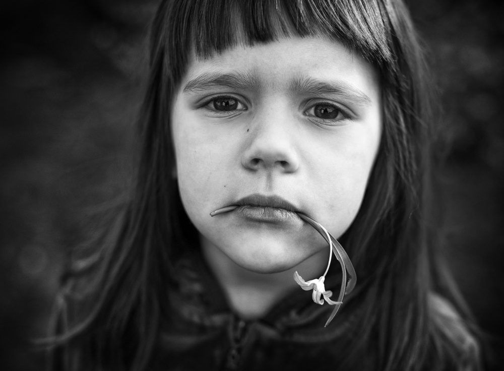 Portrait with a flower von Monika Strzelecka